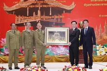El presidente de la Asamblea Nacional de Vietnam, Vuong Dinh Hue, visita la Academia Política de la Policía de Laos. (Foto: VNA)