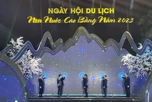 Los delegados realizan la ceremonia de apertura del Festival de Turismo Non Nuoc Cao Bang en Hanói en 2023.