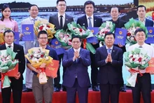 El primer ministro Pham Minh Chinh con los inversores en Ca Mau. (Foto: VNA)