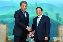 El primer ministro de Vietnam, Pham Minh Chinh, y el ministro de Defensa de Malasia, Dato' Seri Utama Haji Mohamad Bin Haji Hasan. 