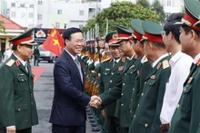 El presidente de Vietnam, Vo Van Thuong, y funcionarios del Comando de la Región Militar 5. (Foto: VNA)