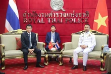 El viceministro de Seguridad Pública, teniente general Luong Tam Quang mantuvo una sesión de trabajo con el general Surachate Hakparn, subcomisionado general de la Policía Real de Tailandia.
