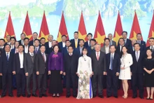 El primer ministro Pham Minh Chinh con representantes de los bancos comerciales.
