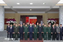 El secretario general del Partido Comunista de Vietnam, To Lam, Brigada, toma foto de recuerdo con la Brigada de Misiles 490. (Foto: VNA)