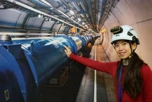 Pham Le Ha Thu (Joni Pham), junto con el sistema ATLAS en el CERN. (Foto: VNA)