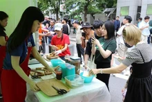 Platos tradicionales de Vietnam captan la atención especial de visitantes. (Foto: VNA)