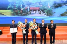 El primer ministro Pham Minh Chinh y el ministro de Planificación e Inversiones Nguyen Chi Dung entregan la decisión que aprueba la planificación de Ninh Binh a los dirigentes de la provincia.