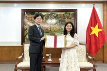 La directora del Departamento de Cooperación Internacional, Nguyen Phuong Hoa, otorga la licencia de establecimiento y funcionamiento al director del Centro de Intercambio Cultural Japonés en Vietnam, Norihiko Yoshioka. 