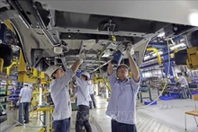 Producción de autos en la fábrica de ensamblaje de automóviles Ford Hai Duong. (Foto: VNA)