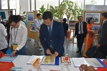 En la exposición de fotos sobre mares e islas vietnamitas. (Foto: VNA)
