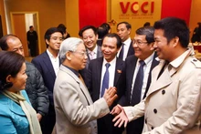 El secretario general del Partido Comunista de Vietnam, Nguyen Phu Trong y representantes de la comunidad empresarial en una reunión con la Cámara de Comercio e Industria de Vietnam (VCCI), el 17 de diciembre de 2011. (Fotografía: Nguyen Khanh)