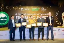 Representantes de Vietnam Airlines reciben el título.