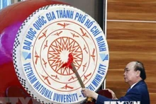 El presidente Nguyen Xuan Phuc toca el tambor para dar inicio al nuevo curso académico en la Universidad Nacional de Ciudad Ho Chi Minh. (Fotografía: VNA)