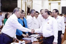 El presidente de Vietnam, Nguyen Xuan Phuc, saluda a los diputados. (Fotografía: VNA)