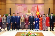 El vicepresidente permanente de la Asamblea Nacional de Vietnam, Tran Thanh Man, recibie a la presidenta del Comité de Asuntos Culturales y Sociales del Parlamento de Laos, Thoummaly Vongphachanh. (Fotografía: VNA)