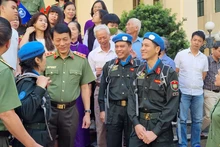 El viceministro de Seguridad Pública de Vietnam, Luong Tam Quang, saluda a los oficiales participantes en las tareas del mantenimiento de la paz de las Naciones Unidas. (Fotografía: Nhan Dan)