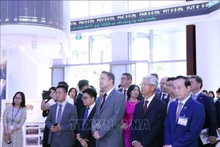 El primer ministro de Luxemburgo, Xavier Bettel, visita la Bolsa de Valores de Ciudad Ho Chi Minh. (Foto: VNA)
