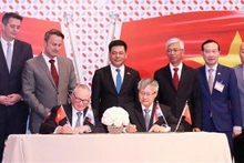 El primer ministro de Luxemburgo, Xavier Bettel, fue testigo de la firma de un memorando de entendimiento de cooperación entre la Cámara de Comercio e Industria de Vietnam (VCCI) y la Oficina de Comercio de Luxemburgo. (Foto: VNA)
