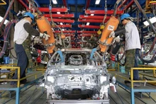Producción de automóviles en la empresa FORD Vietnam, una empresa conjunta entre Vietnam y FORD de Estados Unidos (Fotografía: VNA)