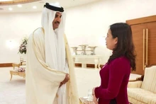 La vicepresidenta Vo Thi Anh Xuan y el emir Tamim bin Hamad Al-Thani de Qatar en la VI Cumbre sobre la Coordinación de la Acción y el Fomento de la Confianza en Asia (CICA) en Kazajstán. (Foto: VNA)