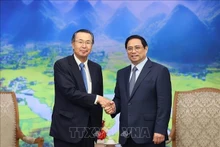 El primer ministro de Vietnam, Pham Minh Chinh (derecha), recibe a Ishiguro Norihiko, presidente de la JETRO. (Foto: VNA)