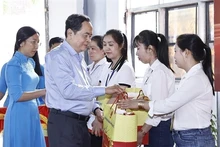 El presidente de la Asamblea Nacional de Vietnam, Tran Thanh Man, entregó regalos a los trabajadores desfavorecidos en Hau Giang. (Foto: VNA)