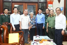 El presidente de Vietnam, Luong Cuon (cuarto desde derecha) , visita a los veteranos revolucionarios en la ciudad de Long Xuyen, provincia de An Giang. (Foto: VNA)
