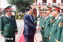 El presidente Luong Cuong y los soldados y oficiales de la Región Militar 9. (Foto: VNA)