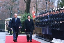 El primer ministro de Polonia, Donald Tusk, y su homólogo vietnamita, Pham Minh Chinh, pasan revista a la guardia de honor. (Foto: VNA)
