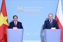 El primer ministro de Polonia, Donald Tusk (derecha) y su homólogo de Vietnam, Pham Minh Chinh. (Foto: VNA)