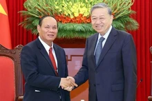 El secretario general del Partido Comunista de Vietnam, To Lam, (derecha) y el viceprimer ministro y titular de Seguridad Pública de Laos, Vilay Lakhamphong. (Foto: VNA)