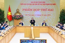 El primer ministro de Vietnam, Pham Minh Chinh, preside la reunión. (Foto: VNA)