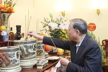 El secretario general del Partido Comunista de Vietnam (PVC), To Lam, rinde homenaje a los difuntos secretarios generales del Partido. (Foto: VNA)