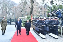 El primer ministro de Polonia, Donald Tusk, y su homólogo vietnamita, Pham Minh Chinh, pasan revista a la guardia de honor. (Foto: VNA)