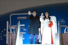 El primer ministro Pham Minh Chinh y su esposa llegan al aeropuerto Frederic Chopin de Varsovia. (Foto: VNA)