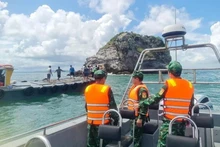 La guardia fronteriza de Quang Ninh durante un rescate. (Foto: VNA)