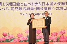 El embajador de Japón en Vietnam, Yamada Takio, en nombre del Gobierno japonés, otorga la distinción a Kim Ngan.