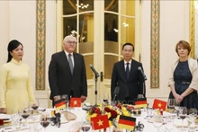 El presidente de Vietnam, Vo Van Thuong, y su esposa ofrecen el banquete al mandatario alemán Frank-Walter Steinmeier y su cónyuge. (Foto: VNA)