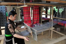 Tejido tradicional de brocado – Esencia de la etnia Thai. (Foto: VNA)