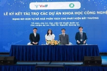 En el acto de firma de acuerdo de cooperación entre VinIF y representantes de proyectos científicos. (Foto: Vietnamplus)