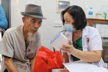 Entrega de medicamentos gratuitos a soldados heridos y enfermos, personas beneficiadas de políticas sociales y familiares de mártires en la provincia de Bac Giang. (Foto: VNA)