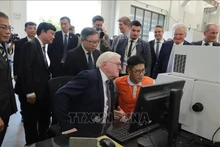 El presidente de Alemania, Frank-Walter Steinmeier, visita la Universidad Vietnam-Alemania. (Foto: VNA)
