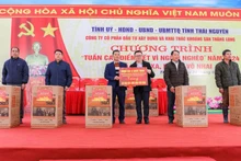 Le Quoc Minh, subjefe de la Comisión de Comunicación y Educación del Comité Central del PCV, presidente-editor de Nhan Dan y titular de la Asociación de Peridotitas del país, entrega 30 altavoces a las casas culturales en la comuna de Than Xa. 