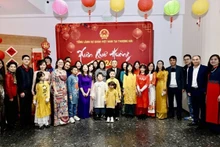 Representantes de la comunidad vietnamita en China del Este en el programa. (Foto: VNA)
