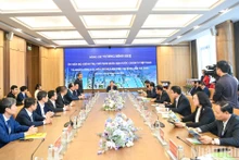 El presidente de la AN, Vuong Dinh Hue, y la delegación que lo acompaña visitan el parque industrial Lien Ha Thai.