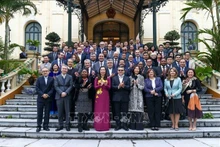 La vicecanciller Le Thi Thu Hang y los delegados. (Foto: VNA)