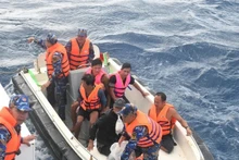 En el rescate. (Foto: VNA)