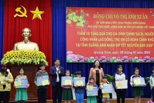La vicepresidenta de Vietnam Vo Thi Anh Xuan entrega obsequios a niños menos favorecidos en Quang Nam. (Foto: VNA)
