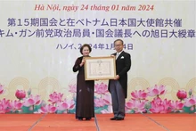 La expresidenta de la Asamblea Nacional de Vietnam Nguyen Thi Kim Ngan recibe la Orden del Sol Naciente. (Foto: VNA)