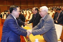 El presidente de la Asamblea Nacional, Vuong Dinh Hue, con el exvicetitular del órgano legislativo Nguyen Duc Kien. (Foto: VNA)